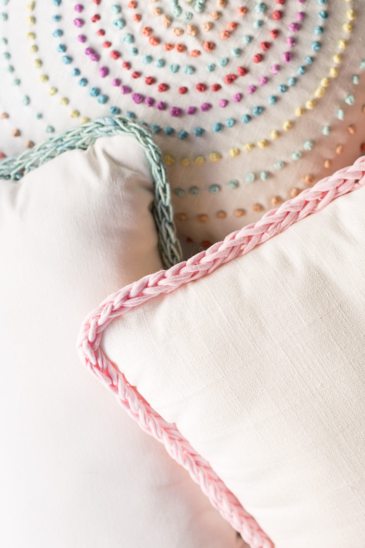 New! DIY Finger Knitting Trimmed Pillow