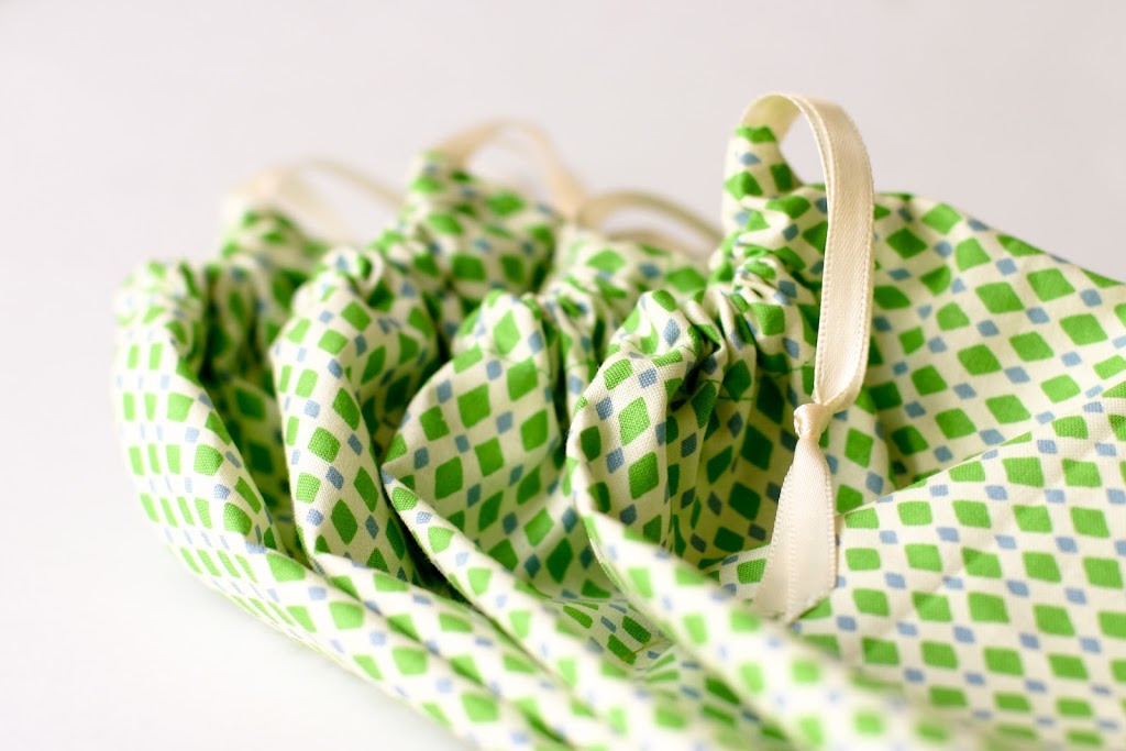 A Fat Quarter and Fifteen Minutes: Four Favor Bags